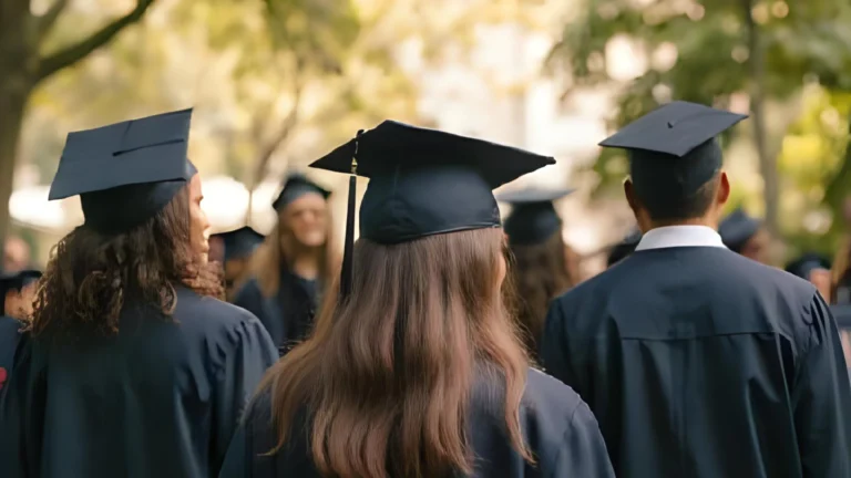 Las tasas de préstamos estudiantiles bajan por primera vez en 5 años. Pero, ¿qué significa realmente para ti?