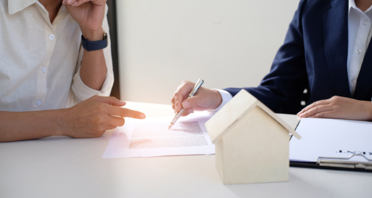 ¿Cuándo es recomendable consultar a un profesional en taxes para parejas mixtas